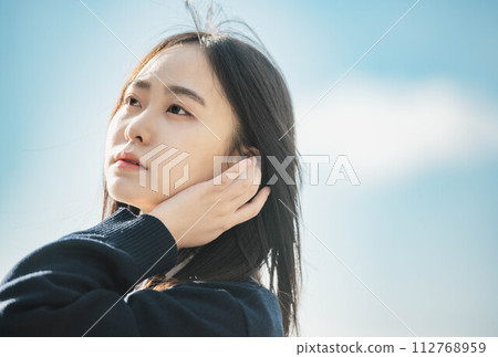 藍天下展望未來的女高中生 112768959