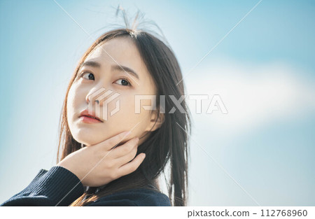 藍天下展望未來的女高中生 112768960