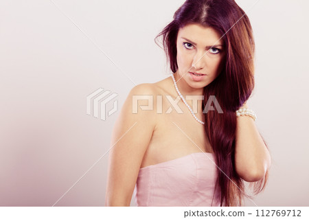 Brunette long hair woman wearing pearls necklace 112769712