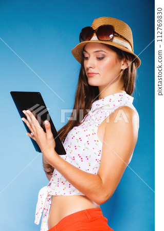 girl using tablet computer e-book reader. 112769830