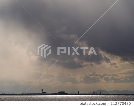 太陽被雨雲覆蓋 112770480