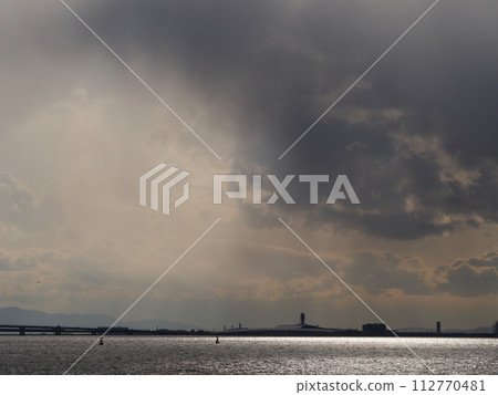 太陽被雨雲覆蓋 112770481