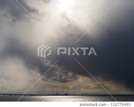 太陽被雨雲覆蓋 112770483