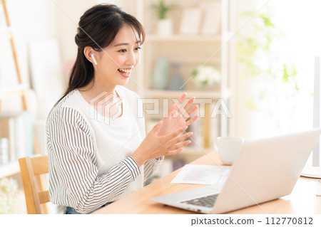 A young woman working from the living room during telework 112770812