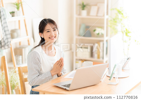 A young woman working from the living room during telework 112770816