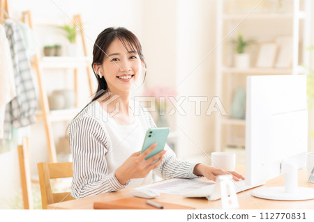 一名年輕女子在遠距辦公期間在客廳工作 112770831