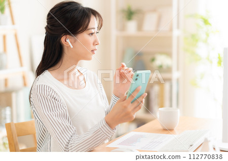 A young woman working from the living room during telework 112770838
