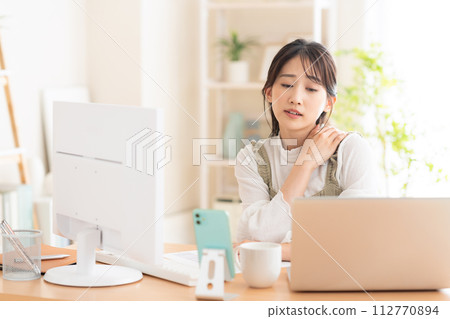 一名年輕女子在遠距辦公期間在客廳工作 112770894