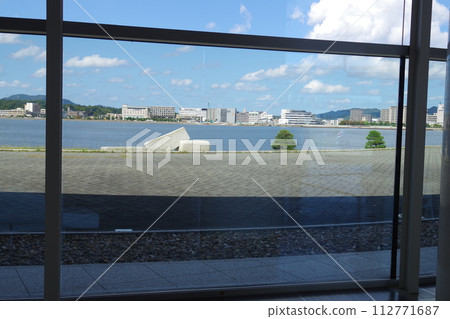 從博物館窗戶看出去的景色 從博物館窗戶看出去的景色 112771687