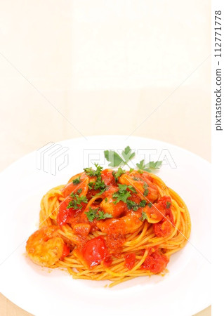 白盤上的蝦子番茄義大利麵 白盤上的蝦子番茄義大利麵 112771778