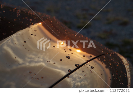 清晨的陽光反射在身上 清晨的陽光反射在身上 112772051