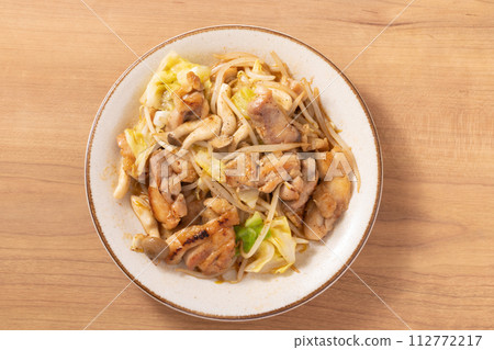 Stir-fried chicken with vegetables (chicken thigh, cabbage, bean sprouts, shimeji) 112772217
