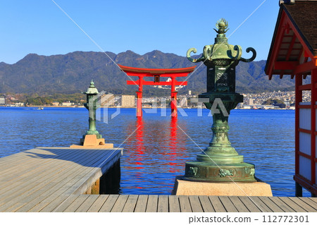 [廣島縣]修繕後的嚴島神社大鳥居（宮島） 112772301