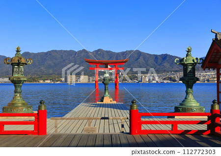 [廣島縣]修繕後的嚴島神社大鳥居（宮島） 112772303