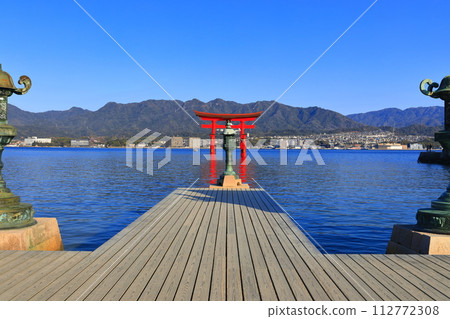 [廣島縣]修繕後的嚴島神社大鳥居（宮島） 112772308