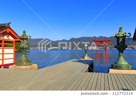 [廣島縣]修繕後的嚴島神社大鳥居（宮島） 112772314