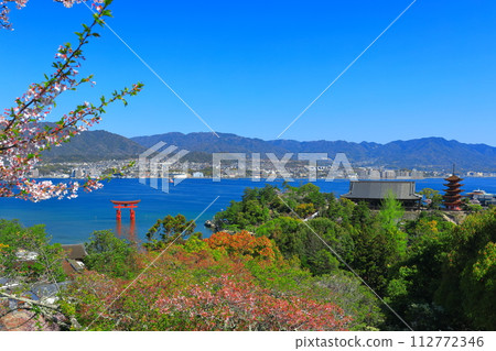 [Hiroshima Prefecture] Itsukushima Shrine Otorii, five-storied pagoda and Toyokuni Shrine (Miyajima) in fine weather 112772346