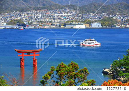 [Hiroshima Prefecture] Otorii of Itsukushima Shrine and ferry after renovation (Miyajima) 112772348