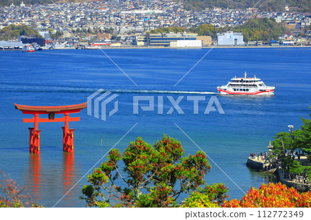 [Hiroshima Prefecture] Otorii of Itsukushima Shrine and ferry after renovation (Miyajima) 112772349