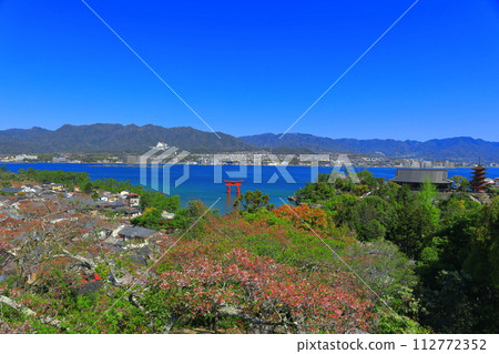 【廣島縣】櫻花盛開、嚴島神社和豐國神社的五重寶塔（宮島） 112772352