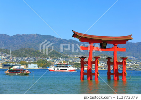 [廣島縣]嚴島神社的大鳥居和改造後的渡輪（宮島） 112772379