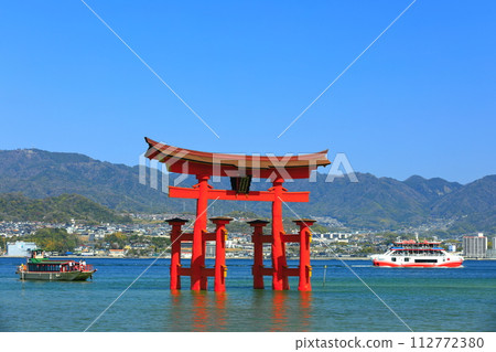 [廣島縣]嚴島神社的大鳥居和改造後的渡輪（宮島） 112772380