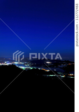 從鳴瀧山展望台垂直的尾道夜景 從鳴瀧山展望台垂直的尾道夜景 112772468