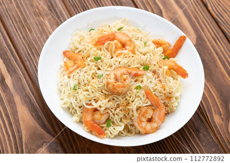 Instant noodle with shrimps and onion 112772892