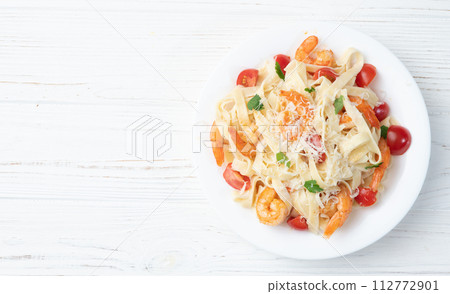 Italian pasta with shrimps , parmesan and tomatoes 112772901