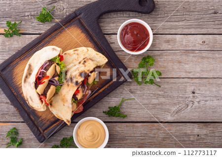 Pita with falafel, paprika and onion 112773117