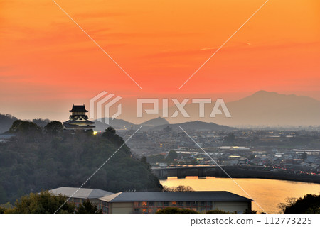 [愛知縣] 從犬山市成田山眺望夕陽下的犬山城下町和木曾川 112773225