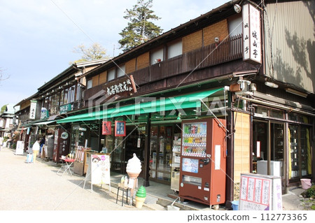 Souvenir shop in Kanazawa 112773365
