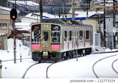 The track width is the same as the Shinkansen... 701 series Tazawako Station, which is responsible for transportation between Morioka and Omagari Station along with "Komachi" 112773524