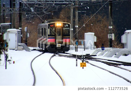 The track width is the same as the Shinkansen... 701 series Tazawako Station, which is responsible for transportation between Morioka and Omagari Station along with "Komachi" 112773526