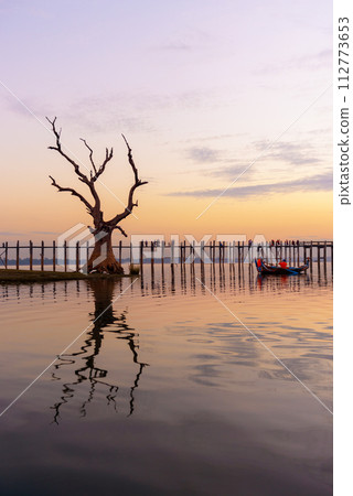 U-Bein Bridge in Mandalay, Myanmar. 112773653