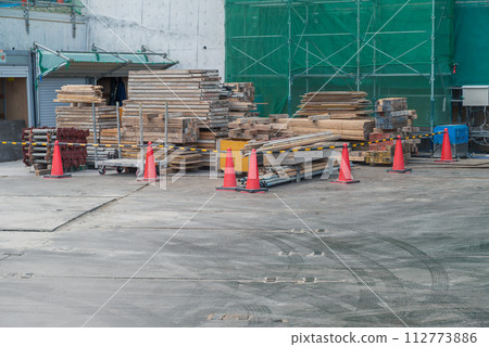 施工現場材料儲存區:模板材料進場 施工現場材料儲存區:模板材料進場 112773886