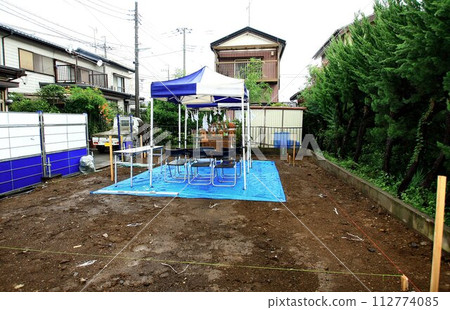 Even if it rains, it's a sunny day... [Groundbreaking ceremony] for a custom-built home to pray for the safety of the construction work. 112774085
