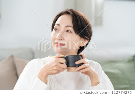 一個女人喝咖啡 112774275