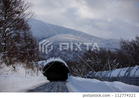 Tunnel heading towards Hakkoda in winter (Kuroishi City) 112774321