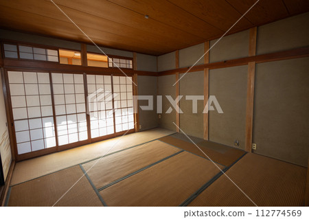 臨終前整理搬走東西後，空蕩蕩的日式房間。 112774569