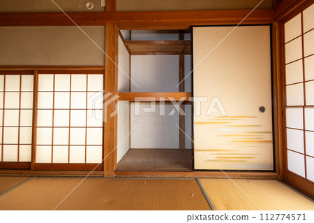 A Japanese-style room that was empty after being organized and carrying things away before he died. 112774571
