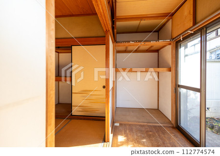 臨終前整理搬走東西後，空蕩蕩的日式房間。 112774574