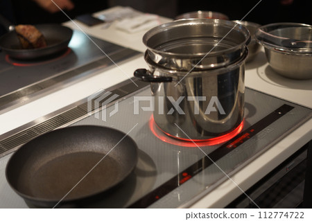 Stainless steel pot and system kitchen Stainless steel pot and system kitchen 112774722