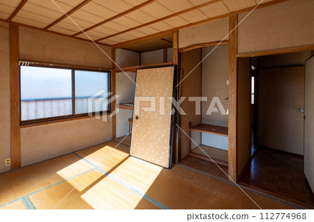 An empty Japanese-style room after sorting out the belongings and removing all the belongings. 112774968