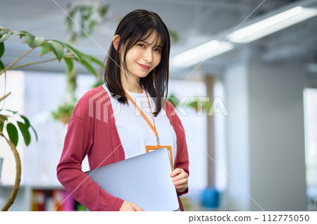 Business woman working in the office 112775050