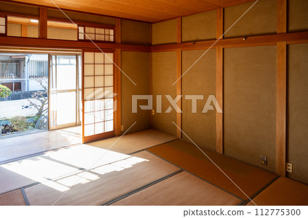 整理好物品，搬走所有物品後，空蕩蕩的日式房間。 112775300