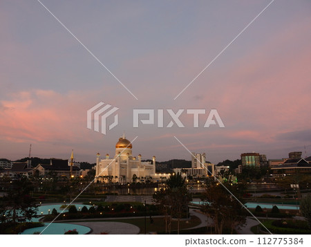 汶萊老清真寺的日落 汶萊老清真寺的日落 112775384