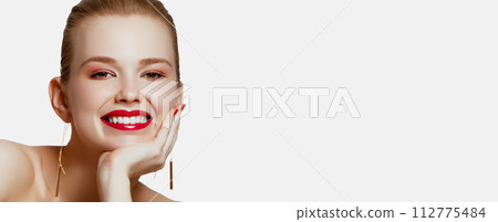 Teeth whitening. Healthy white smile close up 112775484
