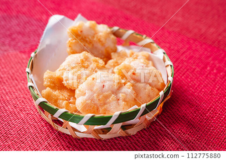 籃子裡的蝦餅 112775880