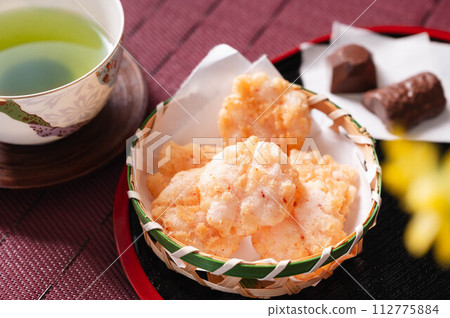 Shrimp crackers in a basket 112775884